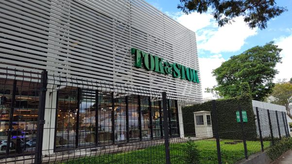 Fachada da Tok&Stok em Santa Lúcia, Vitória por Felipe Sena