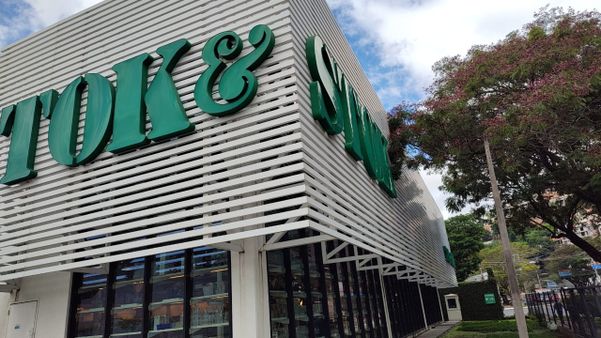 Fachada Tok&Stok em Santa Lúcia, Vitória por Felipe Sena