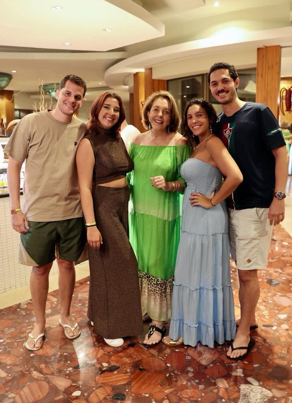 Tia Penha e os netos Eduardo Passos, Elisa Passos, Livia Moussallem e  Tarik Moussallem