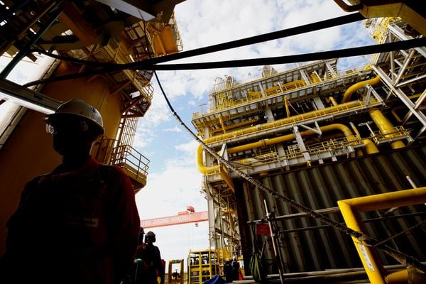  Anita Garibaldi, navio-plataforma da Petrobrás no Estaleiro Jurong, em Aracruz por Fernando Madeira