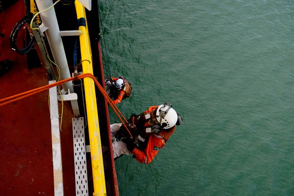  Anita Garibaldi, navio-plataforma da Petrobrás no Estaleiro Jurong, em Aracruz por Fernando Madeira