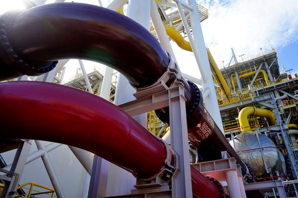  Anita Garibaldi, navio-plataforma da Petrobrás no Estaleiro Jurong, em Aracruz por Fernando Madeira