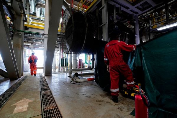  Anita Garibaldi, navio-plataforma da Petrobrás no Estaleiro Jurong, em Aracruz por Fernando Madeira