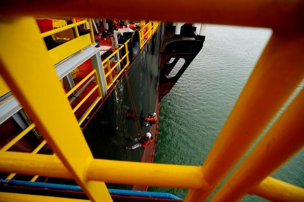  Anita Garibaldi, navio-plataforma da Petrobrás no Estaleiro Jurong, em Aracruz por Fernando Madeira