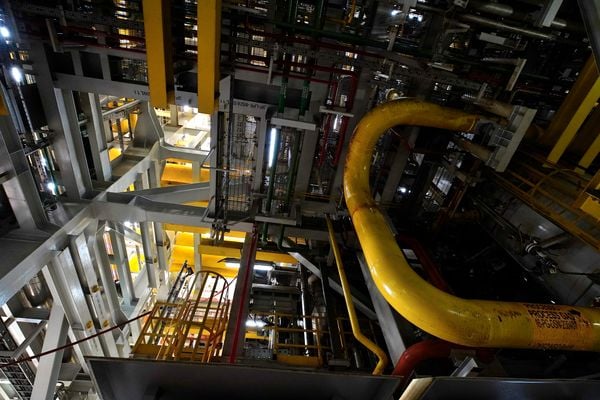  Anita Garibaldi, navio-plataforma da Petrobrás no Estaleiro Jurong, em Aracruz por Fernando Madeira