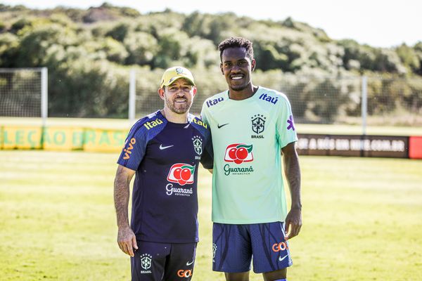 Caio Gomes ao lado do treinador da Seleção Brasileira sub-20, Ramon Menezes