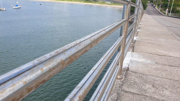 Guarda-corpos da Ilha do Frade, em Vitória, apresentam sinais de ferrugem por Ricardo Medeiros