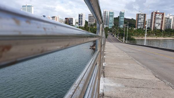 Guarda-corpos da Ilha do Frade, em Vitória, apresentam sinais de ferrugem por Ricardo Medeiros