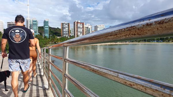 Guarda-corpos da Ilha do Frade, em Vitória, apresentam sinais de ferrugem por Ricardo Medeiros