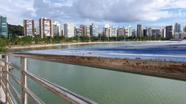 Guarda-corpos da Ilha do Frade, em Vitória, apresentam sinais de ferrugem por Ricardo Medeiros