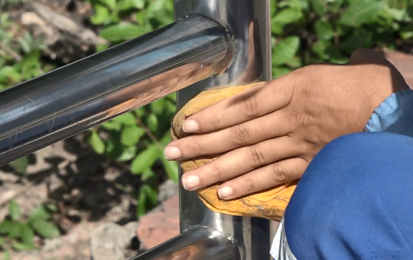 Ilha do Frade recebe limpeza e aplicação de produto para evitar ferrugem