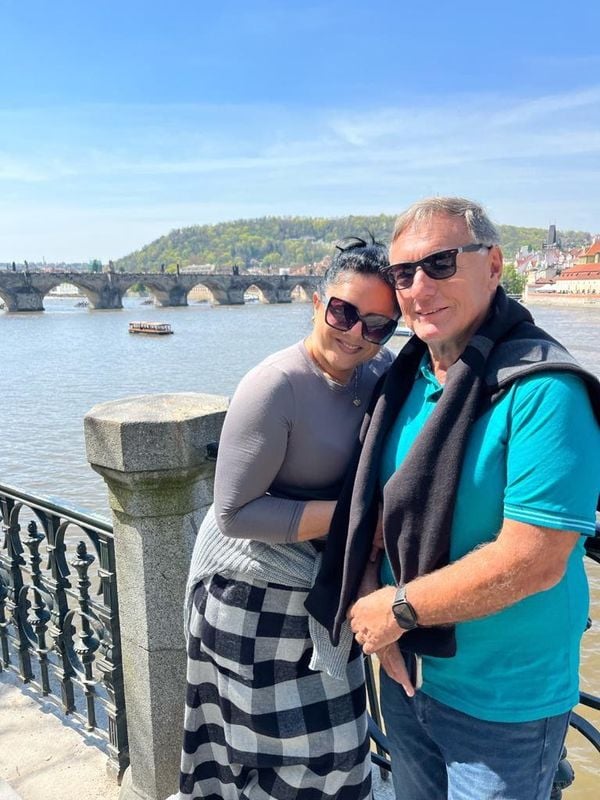 O casal Lane e Carlos Marianelli em Praga. Eles estão de férias, em tour pela Europa.