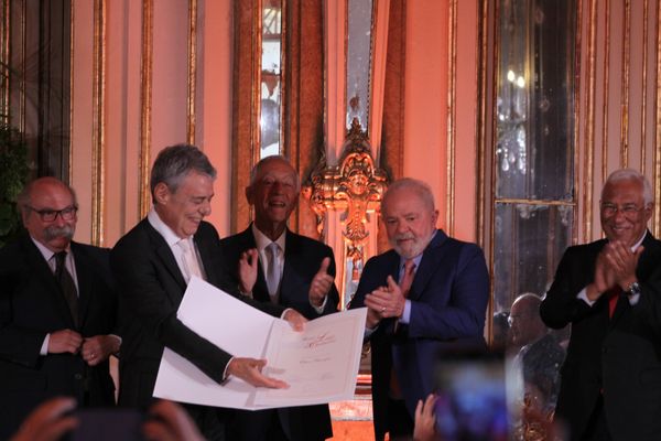 Quatro anos depois de ter sido anunciado vencedor, Chico Buarque recebeu o prêmio Camões de literatura das mãos do presidente Luiz Inácio Lula da Silva. A cerimônia foi no Palácio de Queluz, em Sintra, em Portugal