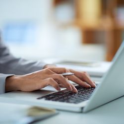 São mais de 30 opções em diversas áreas, como atendimento ao público, empreendedorismo, negócios digitais, entre outros temas