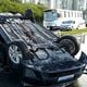Imagem - Carro capota na Dante Michelini e fecha acesso à Norte Sul em Vitória