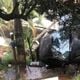 Imagem - Carro cai de ladeira, capota e atinge casa em São Gabriel da Palha