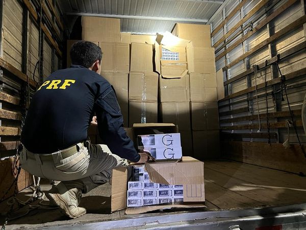 Carga com mais de 3,3 milhões de cigarros contrabandeados apreendidos pela PRF, na Serra