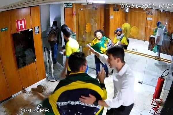 Imagens de invasão ao Palácio do Planalto em 8 de janeiro de 2023