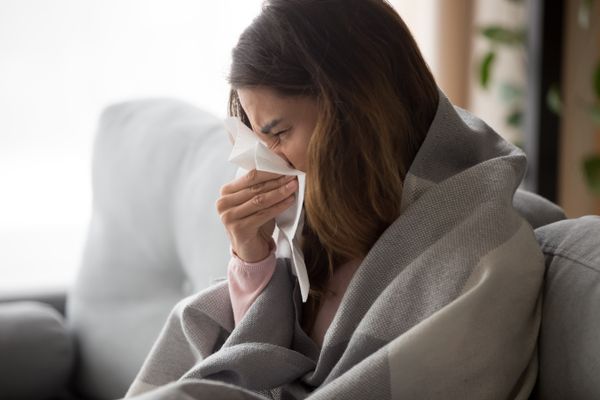 Mulher gripada, gripe, rinite