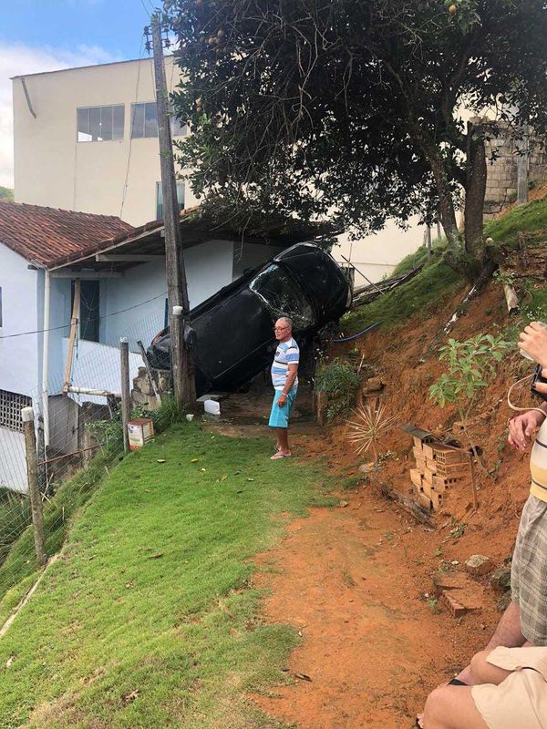 Um carro caiu de uma ladeira, capotou e acabou atingindo a parede de uma casa na manhã desta quarta-feira (26), no bairro Boa Vista, em São Gabriel da Palha