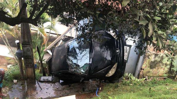Um carro caiu de uma ladeira, capotou e acabou atingindo a parede de uma casa na manhã desta quarta-feira (26), no bairro Boa Vista, em São Gabriel da Palha