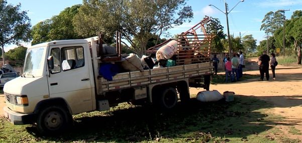 Caminhão leva mudança de famílias do MST, em Aracruz