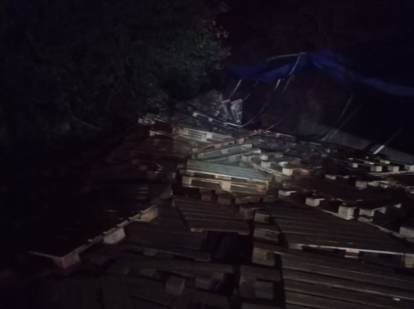 Caminhão perde o freio e tomba na serra de Castelo