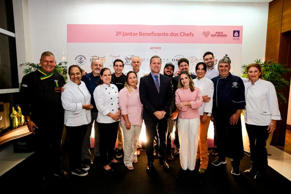 O comodoro  Fabiano Pereira e os chefs da noite solidária