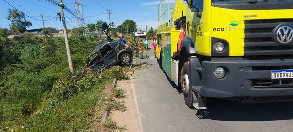 Carro cai de ribanceira e fica preso em mata às margens da BR 101 em Linhares