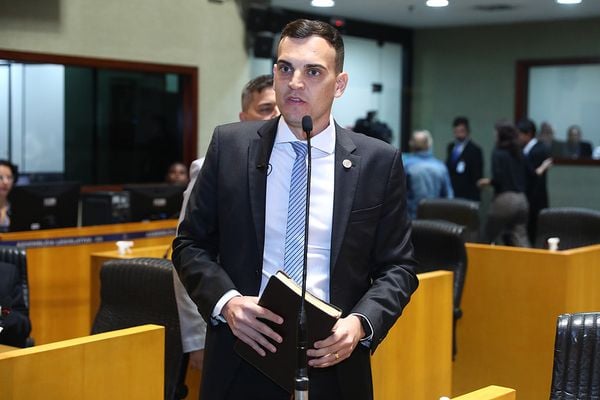 Deputado estadual Alcântaro Filho no plenário da Assembleia Legislativa do Espírito Santo