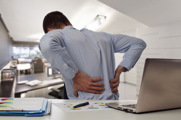 Doenças causadas pelo excesso de trabalho: dor nas costas