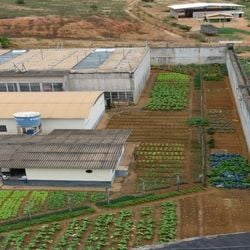 Interno foi encontrado caído no banheiro da cela, com um lençol enrolado no pescoço, na madrugada desta quinta-feira (5)