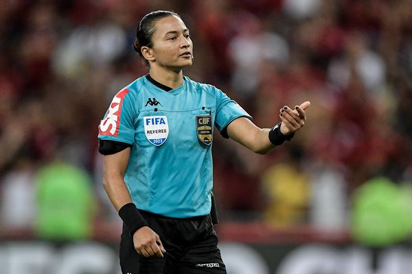 A árbitra Edina Alves conduziu o jogo entre Flamengo e Botafogo com segurança