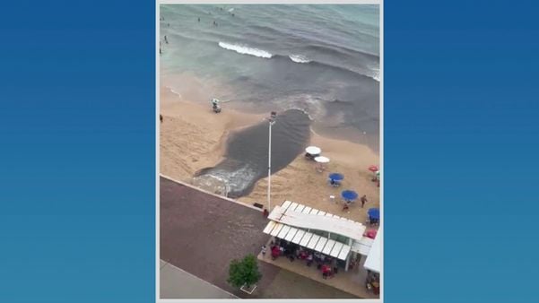Morador flagra lançamento de esgoto na Praia do Morro, em Guarapari