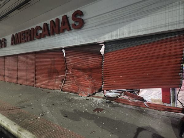 Motorista perde controle de carro e destrói porta das Americanas no Centro de Vitória