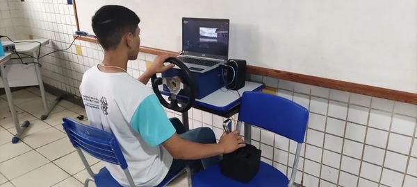 Estudante Daniel Lima Silva de Oliveira, de Ibatiba, com o simulador de corrida de carros construído usando sucatas