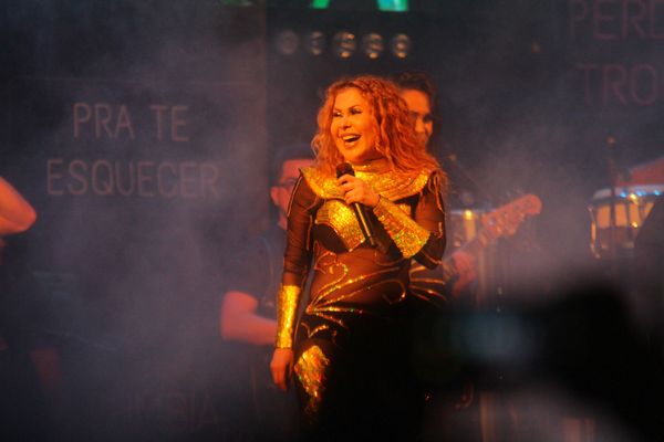  Ainda com o inchaço no rosto, cantora Joelma fez show na festa dos visitantes, em Parintins (AM), em junho de 2022, no Planeta Boi