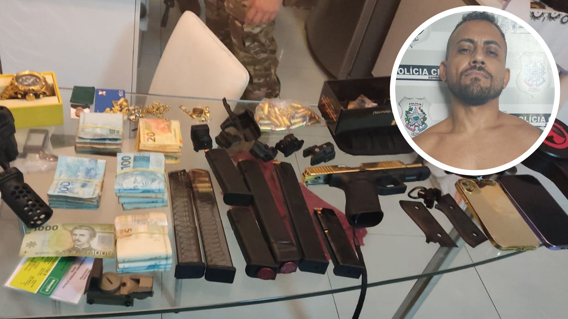 Em uma casa de três andares no bairro Fradinhos, Adriano Resena Pereira, teve armas, munições, carregadores e mais de R$ 40 mil apreendidos pela polícia