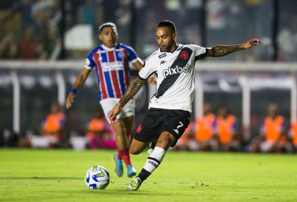 Alex Teixeira em lance da partida entre Vasco da Gama x Bahia no Estadio Sao Januario pela terceira rodada do Campeonato Brasileiro da Serie A em 01 de maio de 2023