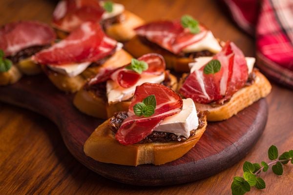 Bruschetta de copa lombo com brie e geleia de cebola