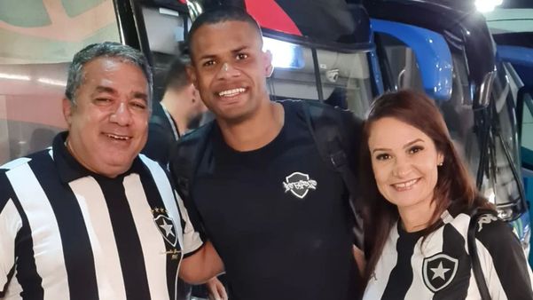 Painitto e a namorada posam com , jogador do Botafogo