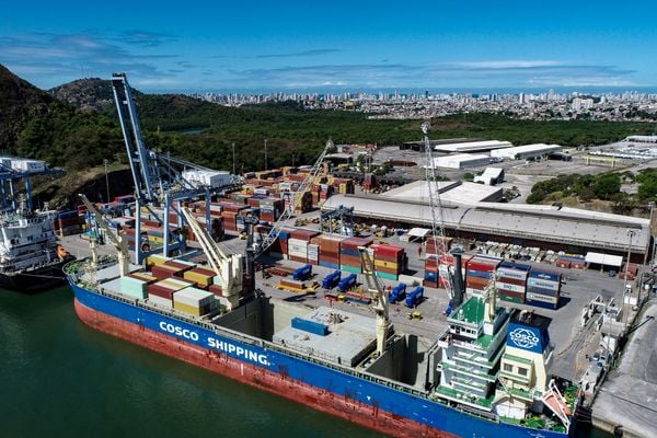 Navio carregado de conteiners atracado no Porto de Vitória