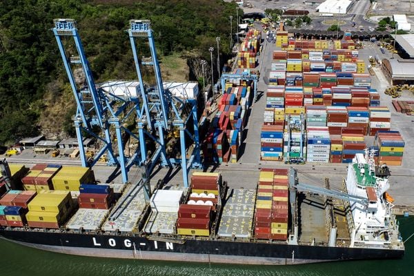 Navio carregado de conteiners atracado no Porto de Vitória