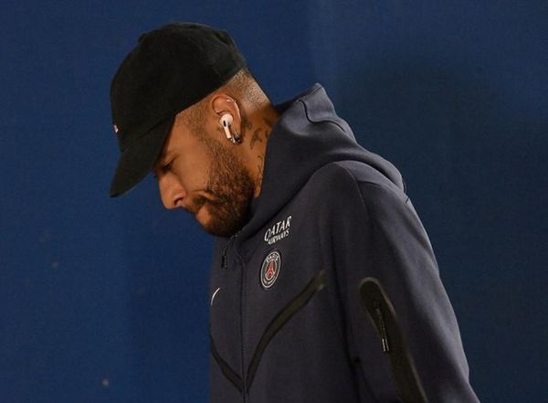 Neymar está afastado do clube por tratamento de lesão