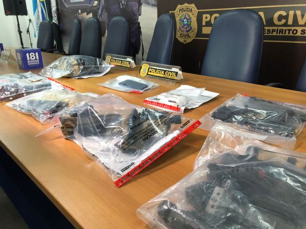 Pistola banhada a ouro foi apreendida com traficante em Vitória