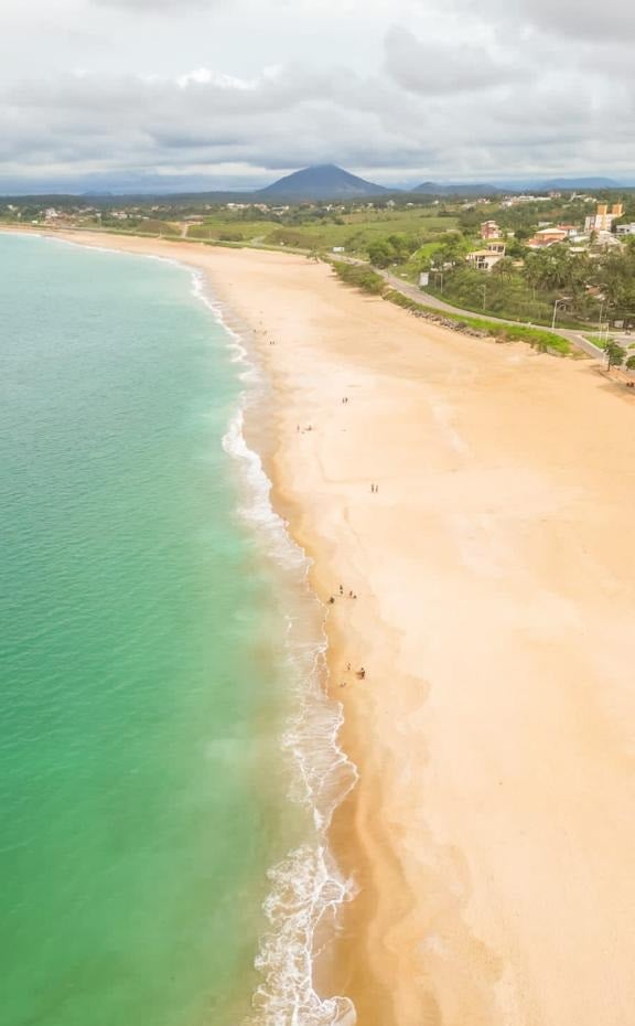 Praia de Meaípe, em Guarapari, após obras para aumentar a faixa de areia por Tiago Montes