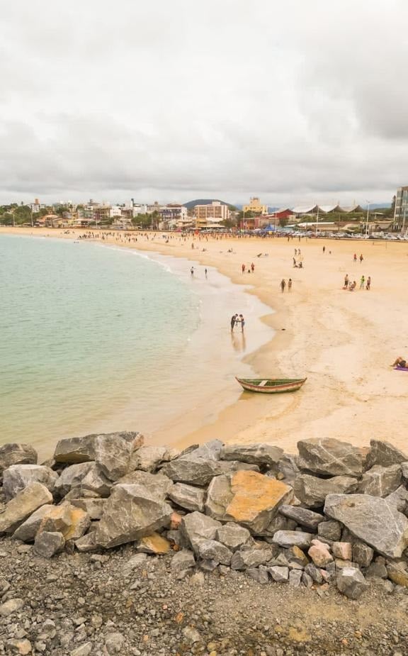 Praia de Meaípe, em Guarapari, após obras para aumentar a faixa de areia por Tiago Montes