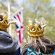 Público se prepara para coroação do Rei Charles e da Rainha Consorte Camila, em Londres, nesta sexta (5)