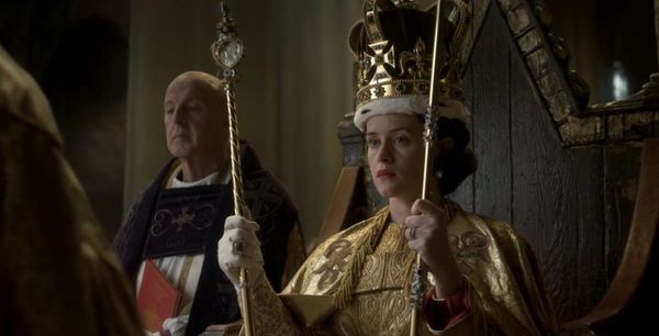Claire Foy como Elizabeth II na cena de sua coroação em 'The Crown' 