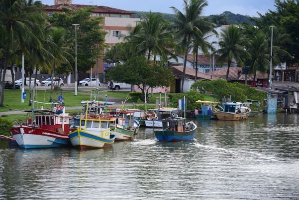 Assoreamento do rio tem prejudicado a atividade da pesca, principal fonte de renda de mais de 500 famílias de Nova Almeida, na Serra; veja a situação no vídeo